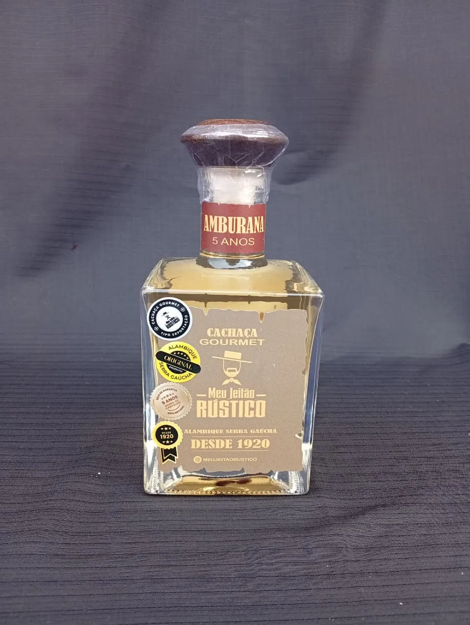 Garrafa de cachaça premium sabor amburana, 500 ml, com tampa de madeira