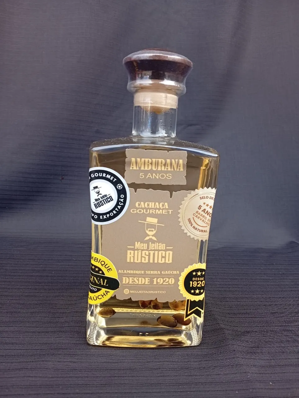 Garrafa de cachaça premium sabor amburana, 750 ml, com tampa de madeira