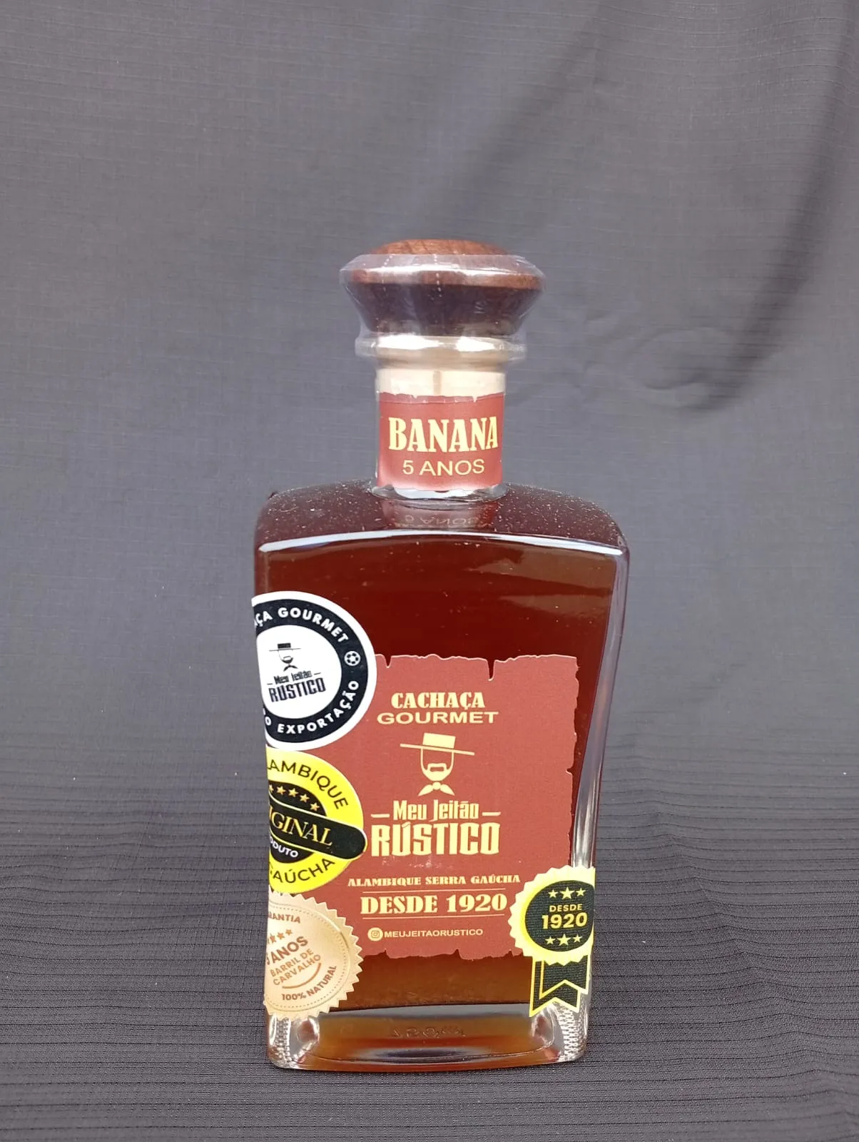 Garrafa de cachaça premium sabor banana, 750 ml, com tampa de madeira