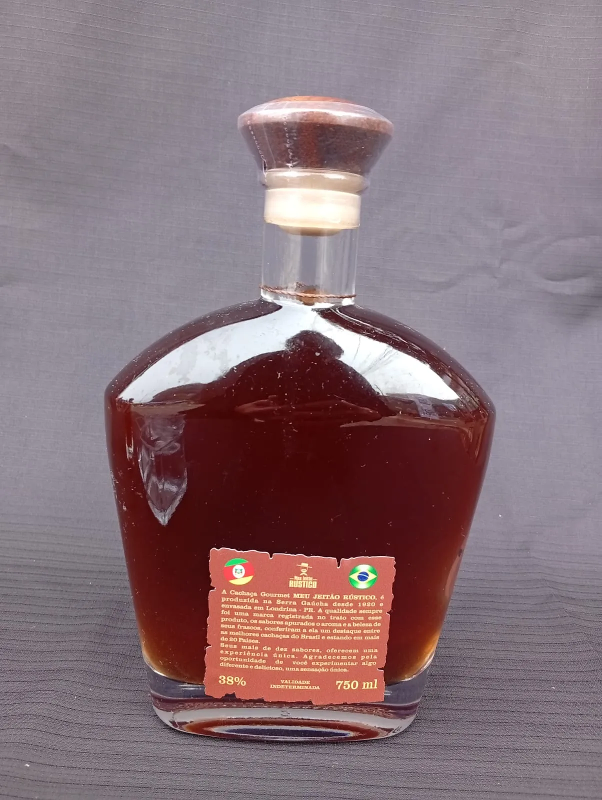 Garrafa de cachaça premium sabor banana, 750 ml, com tampa de madeira