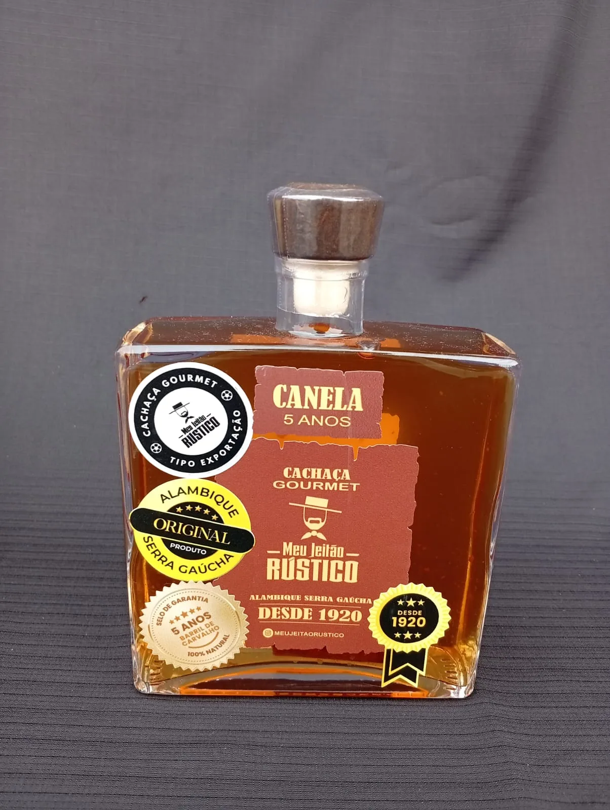 Garrafa de cachaça premium sabor canela, 750 ml, com tampa de madeira