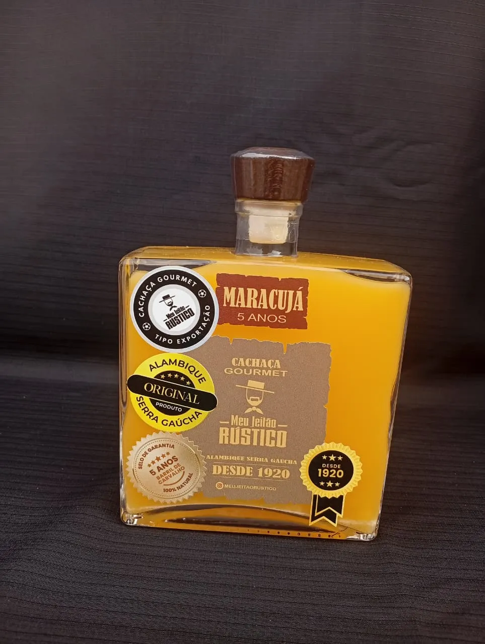Garrafa de cachaça premium sabor maracujá, 750 ml, com tampa de madeira