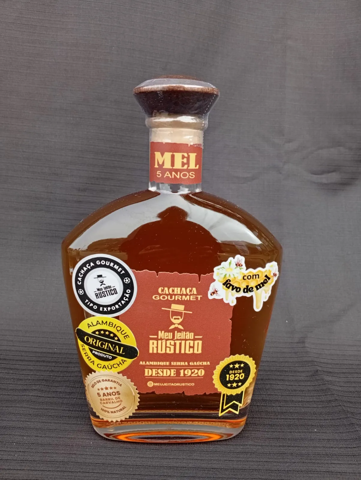Garrafa de cachaça premium sabor mel, 750 ml, com tampa de madeira