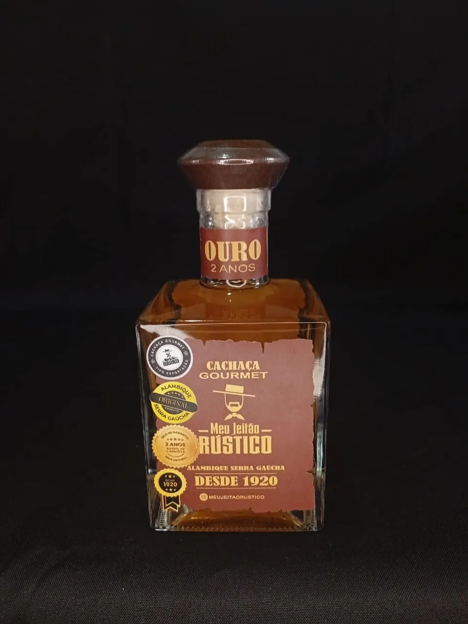 Garrafa de cachaça premium sabor ouro, 500 ml, com tampa de madeira
