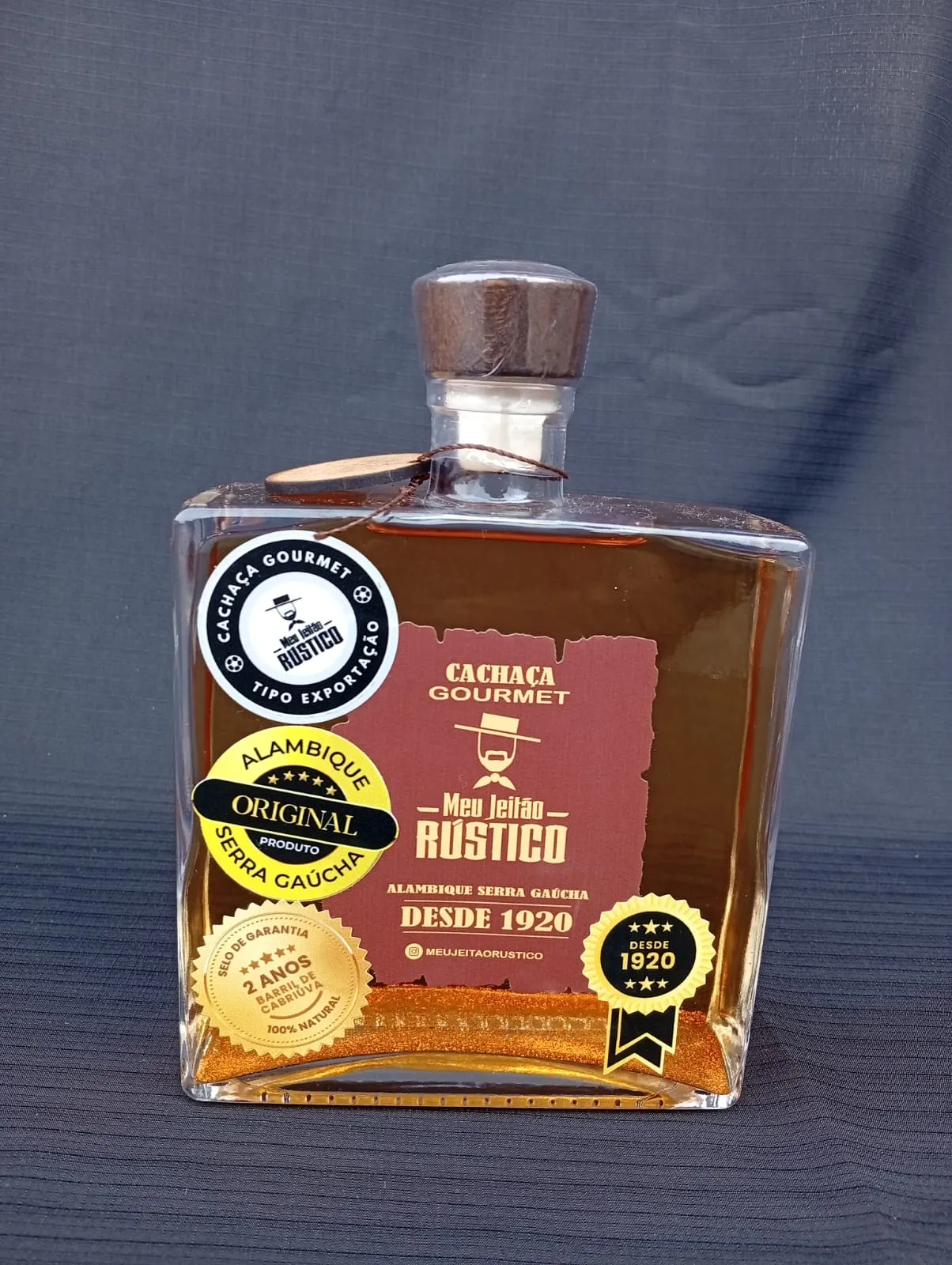 Garrafa de cachaça premium sabor ouro, 750 ml, com tampa de madeira