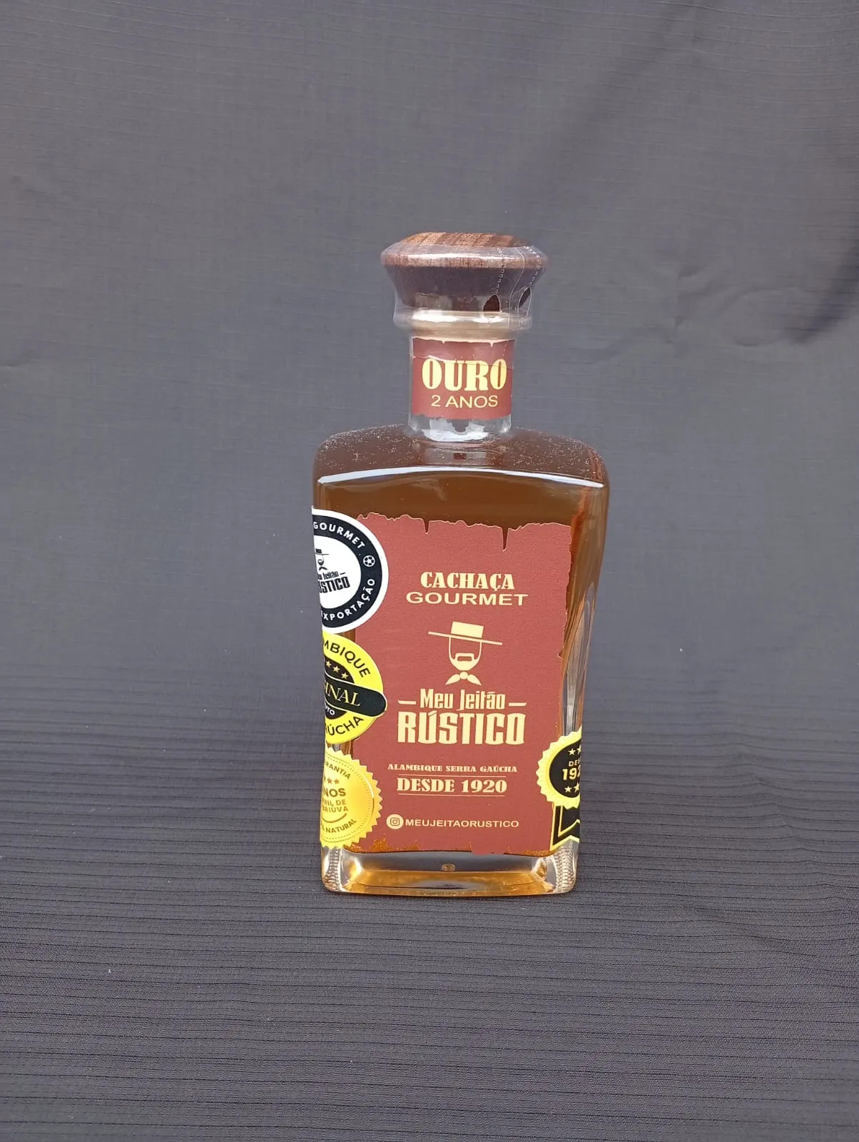 Garrafa de cachaça premium sabor ouro, 750 ml, com tampa de madeira