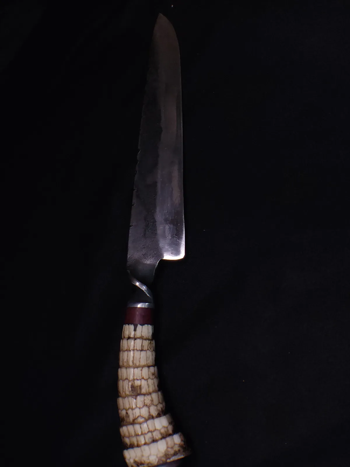 Faca Aço Carbono Rabo de Tatu (resina) sobre fundo escuro
