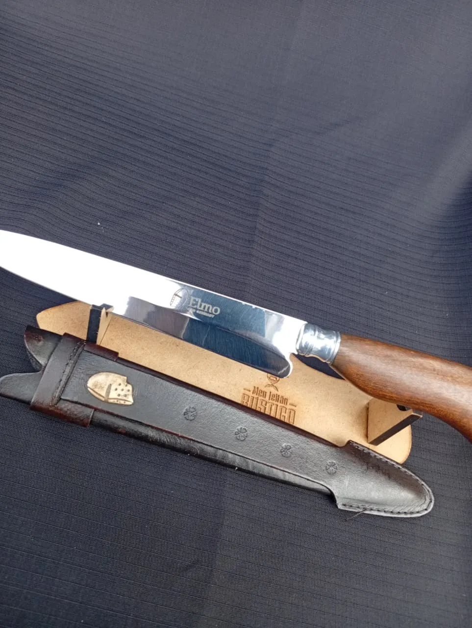 Faca Elmo Aço Inox 420C 10" — Cabo de Madeira sobre fundo escuro