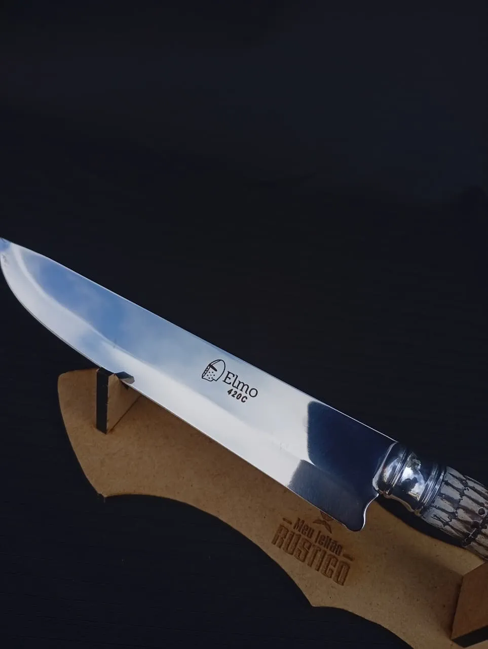 Faca Elmo Aço Inox 420C — Cabo Rabo de Tatu (resina) sobre fundo escuro