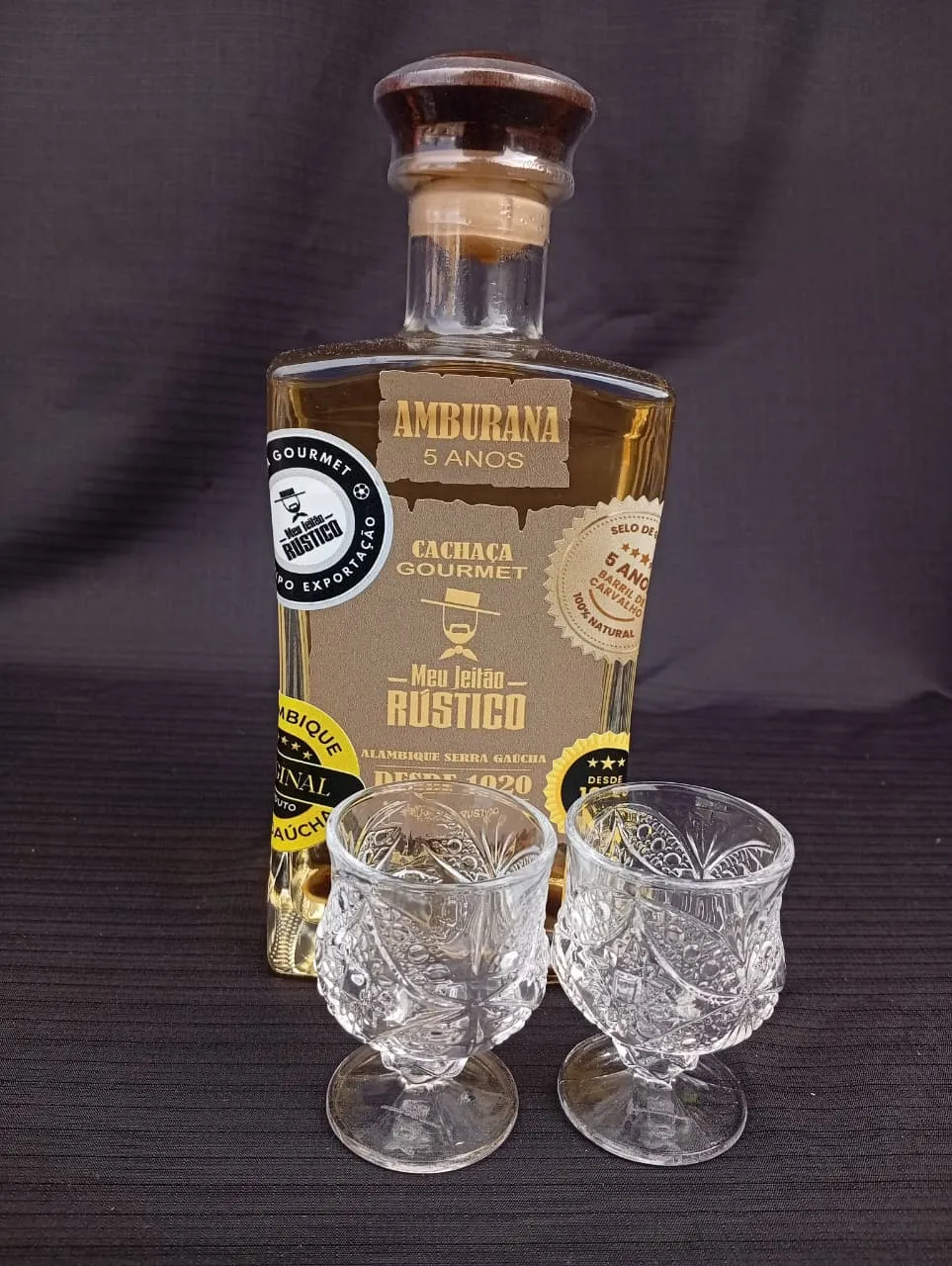 Kit com garrafa de cachaça premium sabor amburana de 750 ml e dois copos de vidro