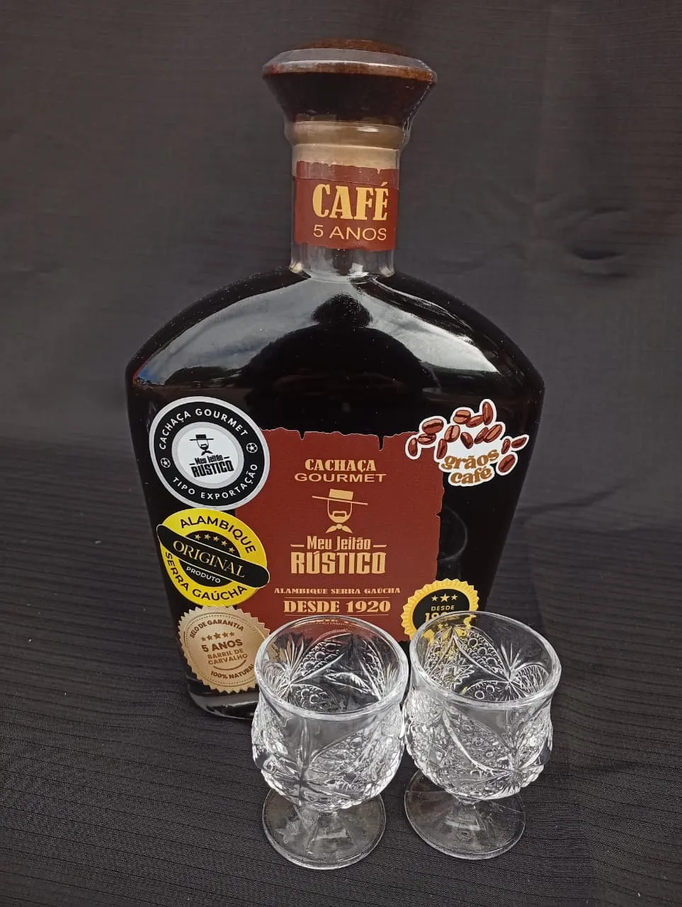 Kit com garrafa de cachaça premium sabor café de 750 ml e dois copos de vidro