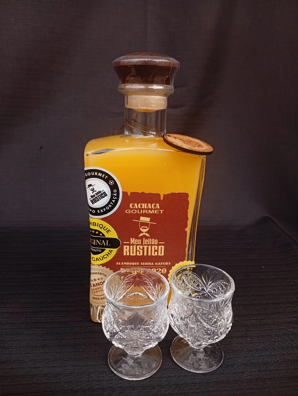 Kit com garrafa de cachaça premium sabor maracujá de 750 ml e dois copos de vidro