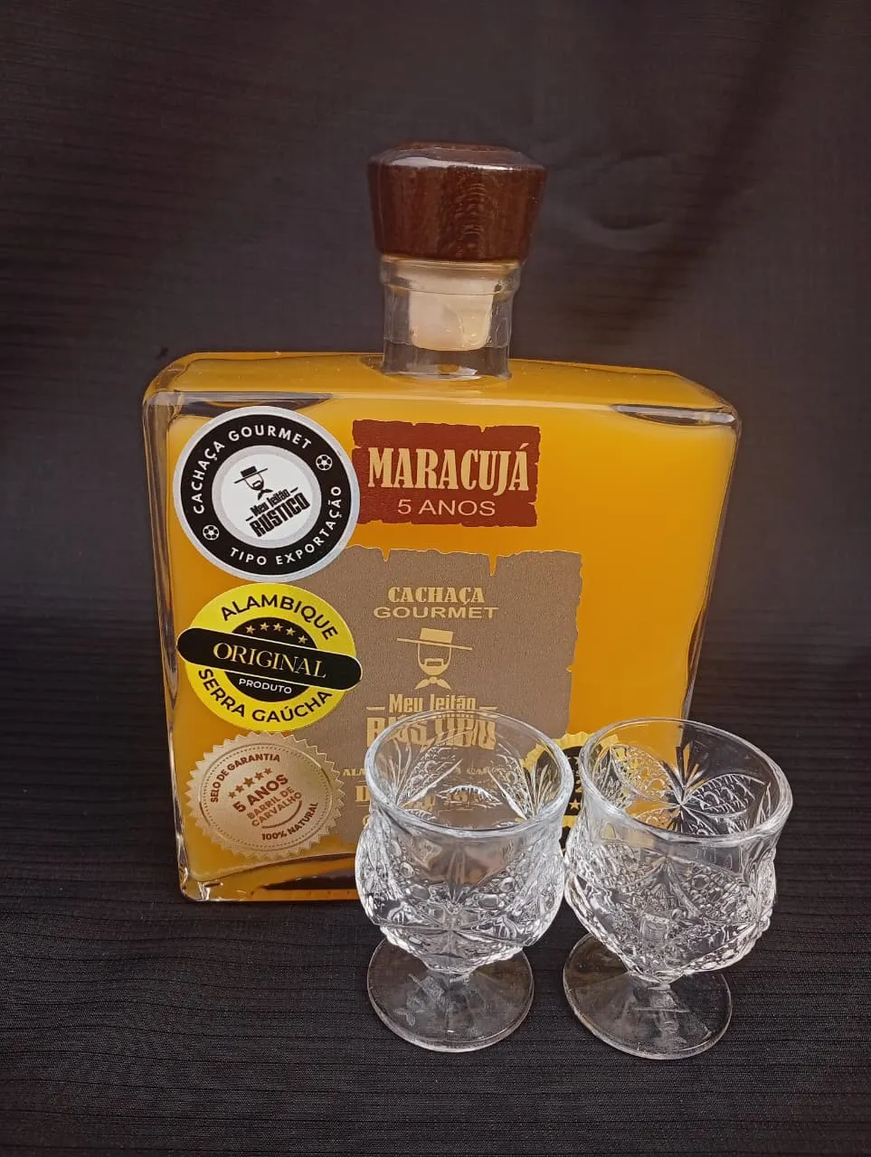 Kit com garrafa de cachaça premium sabor maracujá de 750 ml e dois copos de vidro