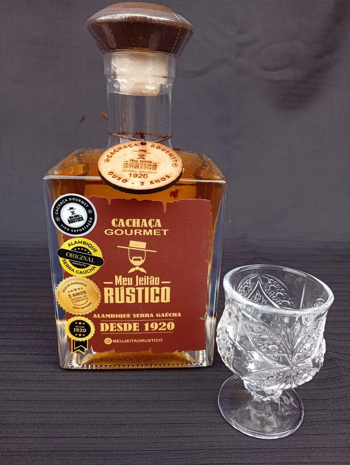 Kit com garrafa de cachaça premium sabor ouro de 500 ml e dois copos de vidro